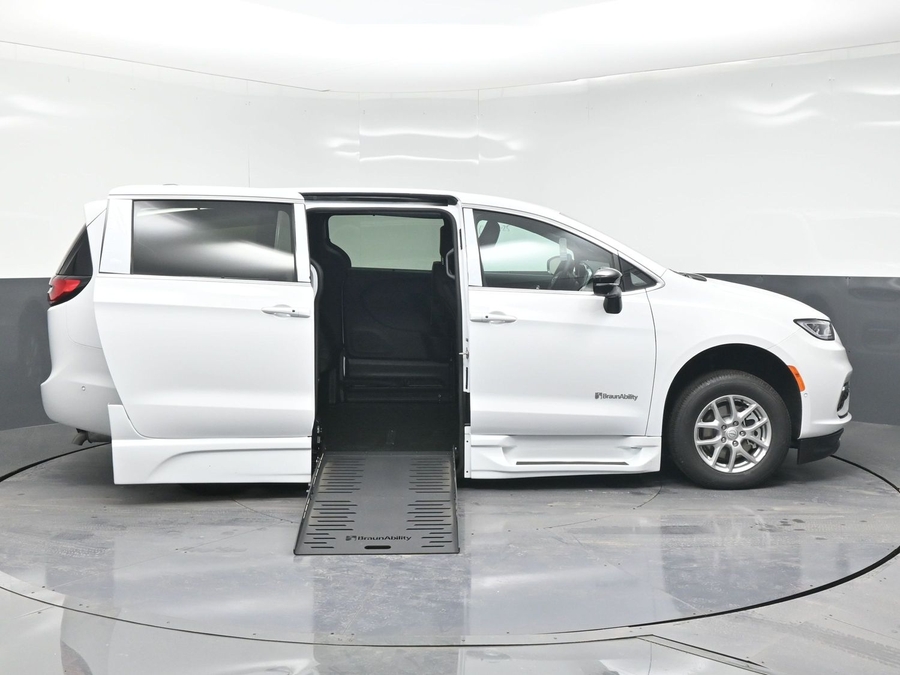 New 2025 Chrysler Pacifica Select Safety - BraunAbility Side Entry Entry Fold Out Automatic Ramp