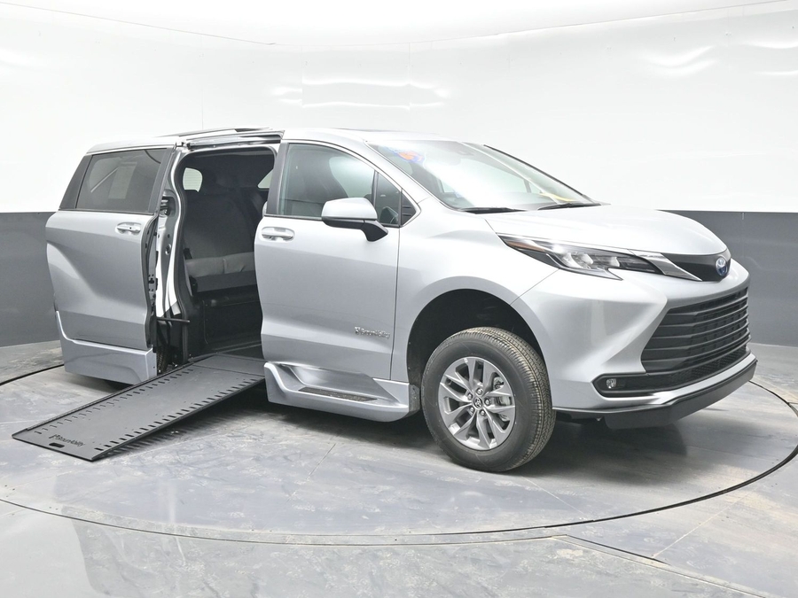 New 2025 Toyota Sienna Hybrid XLE Plus - BraunAbility Side Entry Entry In Floor Automatic Ramp