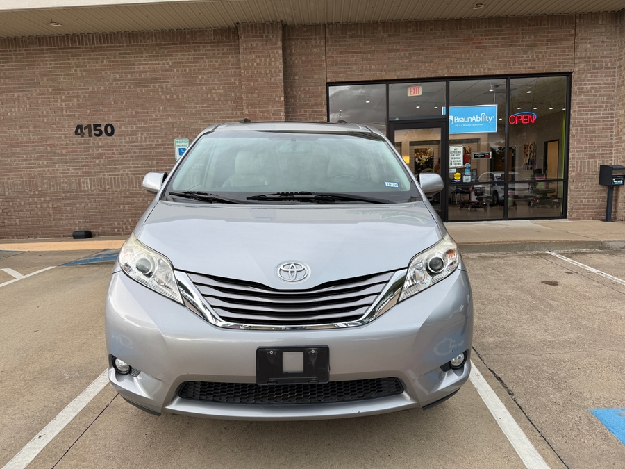2017 Toyota Sienna XLE - Photo 14