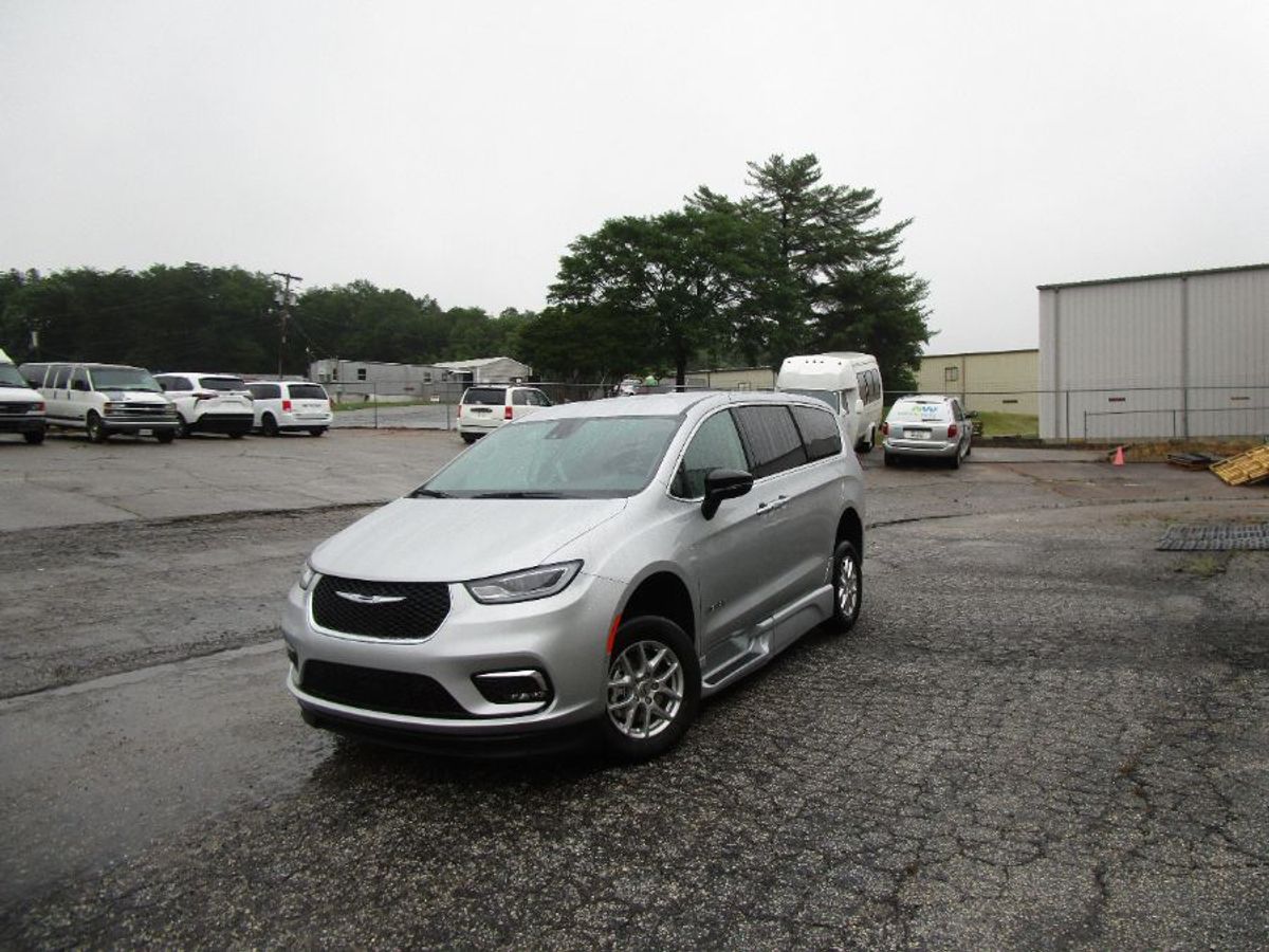 Silver Chrysler Pacifica image number 2