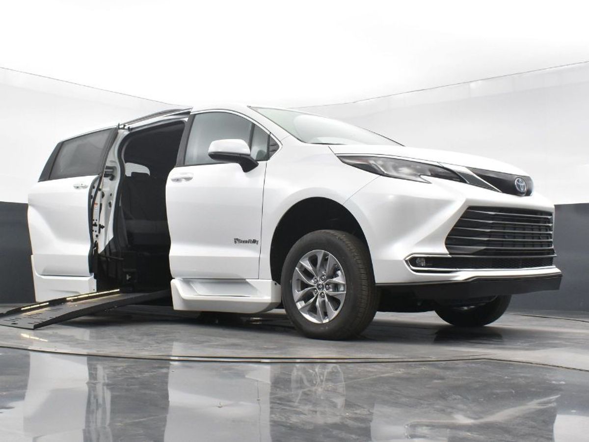 2023 Toyota Sienna XLE - Photo 10