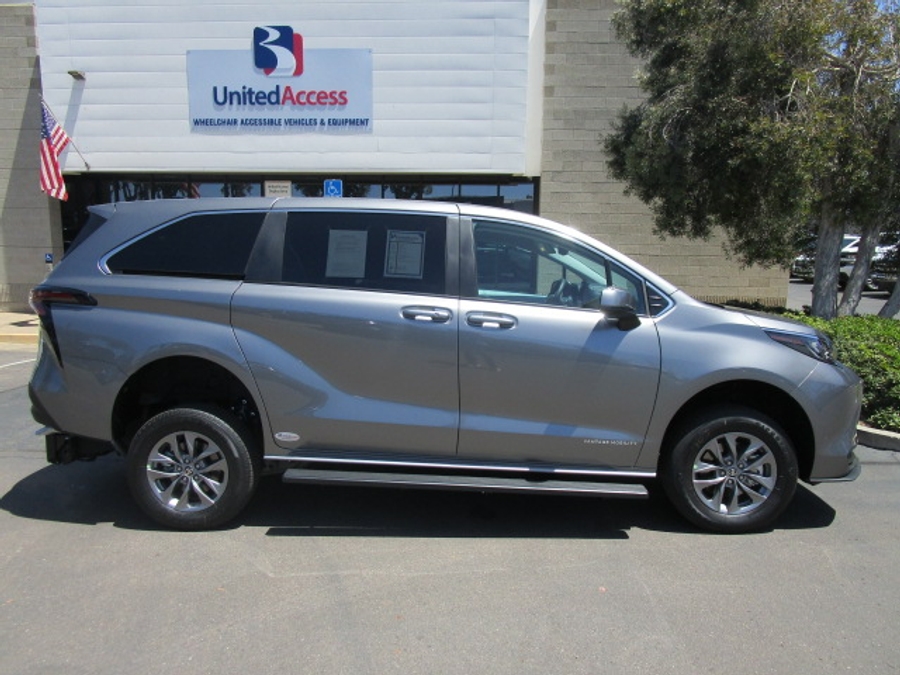 New 2026 Toyota Sienna Hybrid LE - Vantage Mobility Commercial Rear Entry Entry Fold Out Manual Ramp
