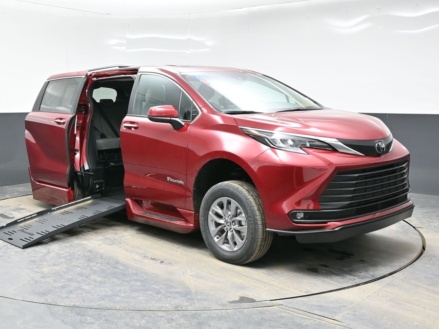 New 2026 Toyota Sienna Hybrid XLE Base - BraunAbility Side Entry Entry Fold Out Automatic Ramp