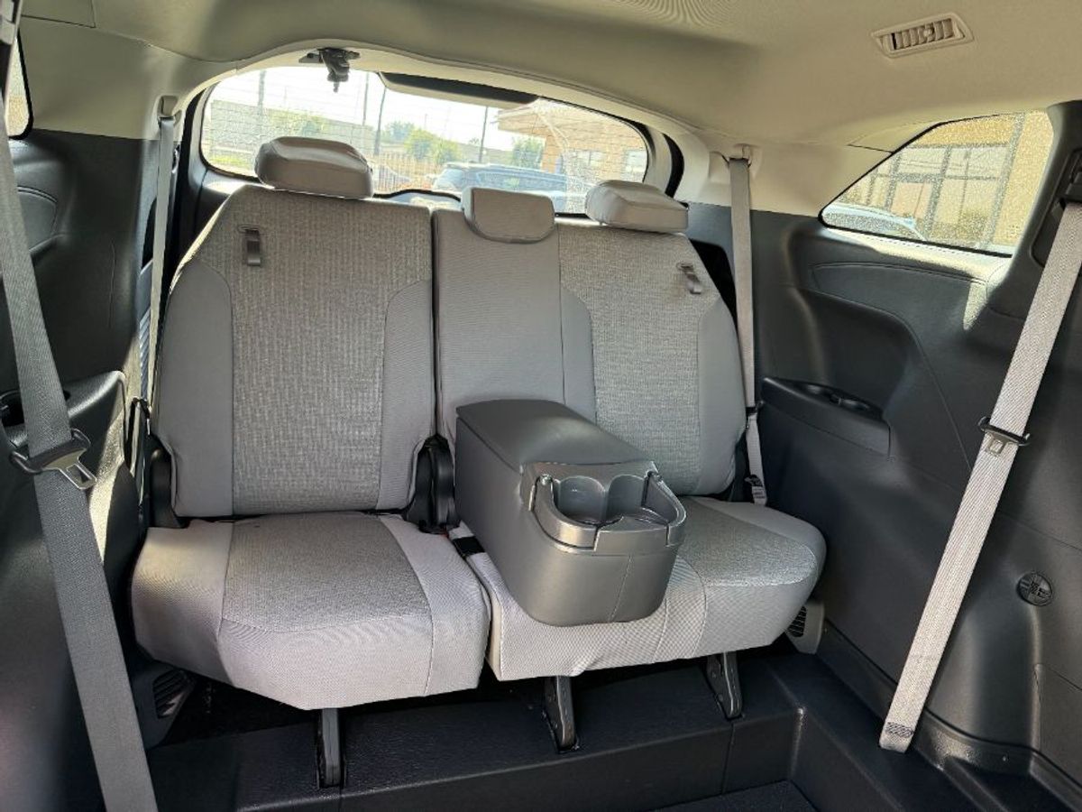White Toyota Sienna image number 4