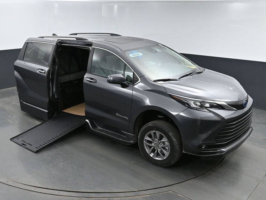 New 2025 Toyota Sienna Hybrid XLE Plus - BraunAbility Side Entry Entry In Floor Automatic Ramp