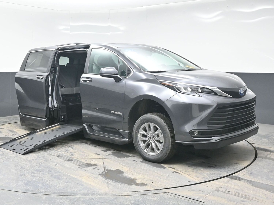New 2025 Toyota Sienna Hybrid XLE Plus - BraunAbility Side Entry Entry Fold Out Automatic Ramp