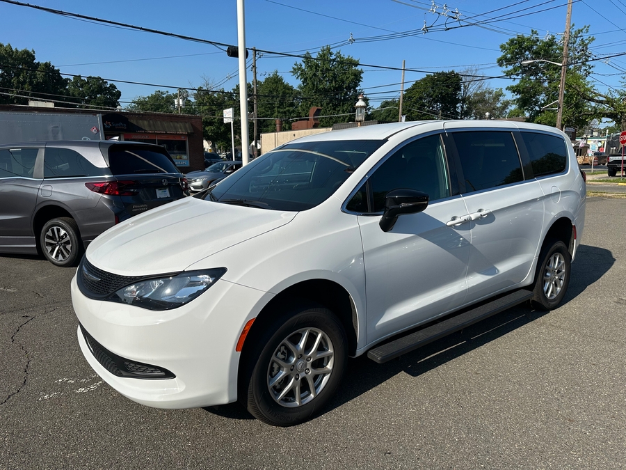 White Chrysler Voyager image number 12