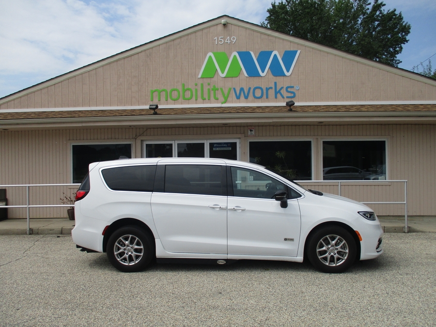 White Chrysler Pacifica image number 10