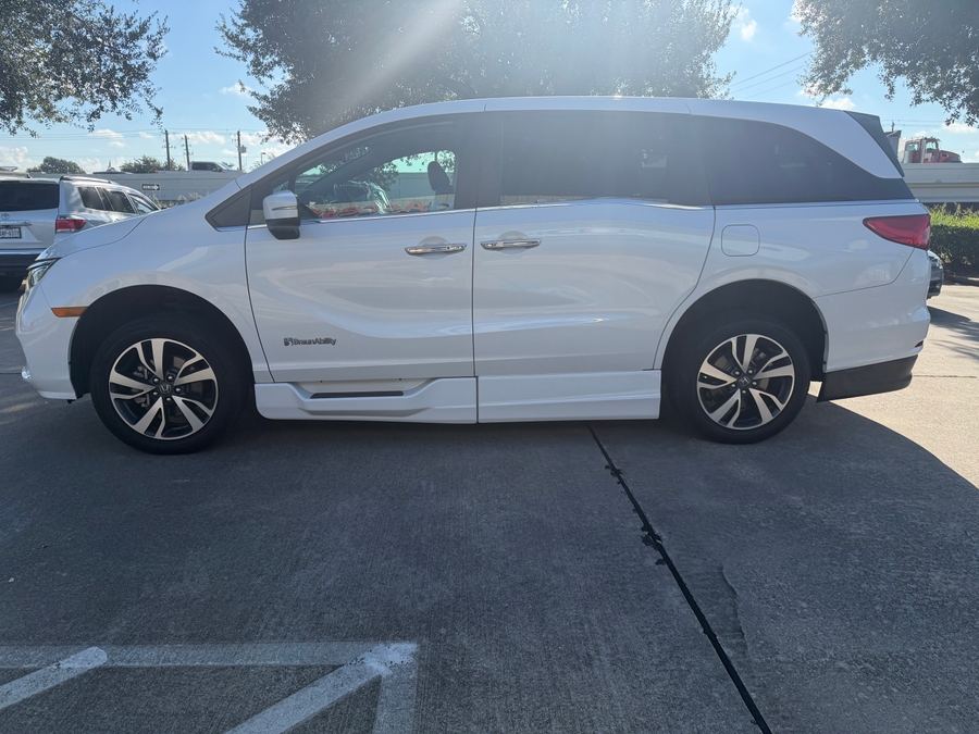 Used 2022 Honda Odyssey Touring - BraunAbility Side Entry In Floor Automatic Ramp