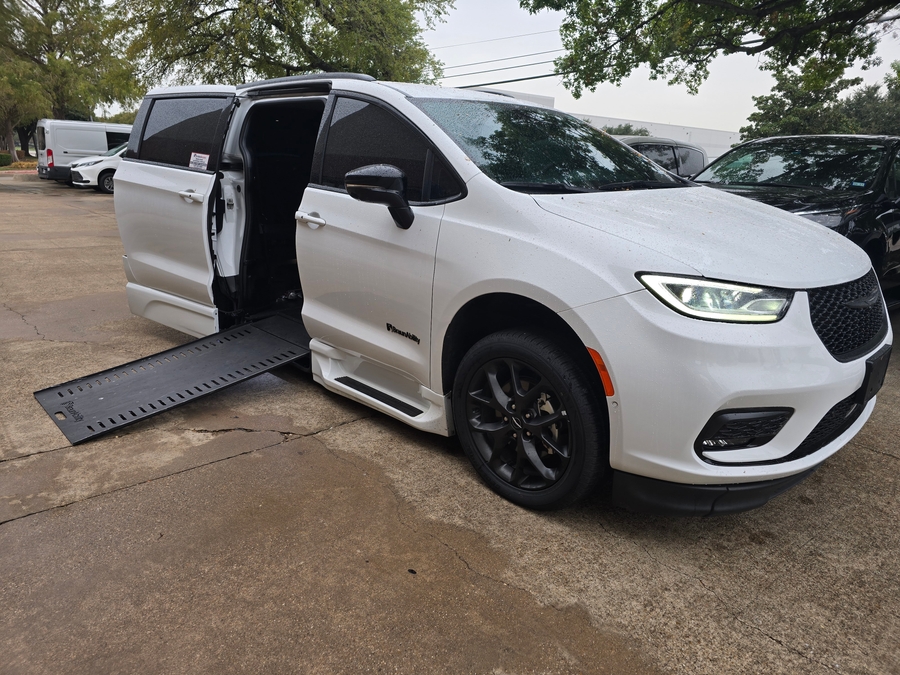 Used 2024 Chrysler Pacifica Touring L - BraunAbility Side Entry In Floor Automatic Ramp
