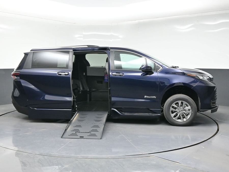 New 2026 Toyota Sienna Hybrid XLE Base - BraunAbility Side Entry Entry Fold Out Automatic Ramp