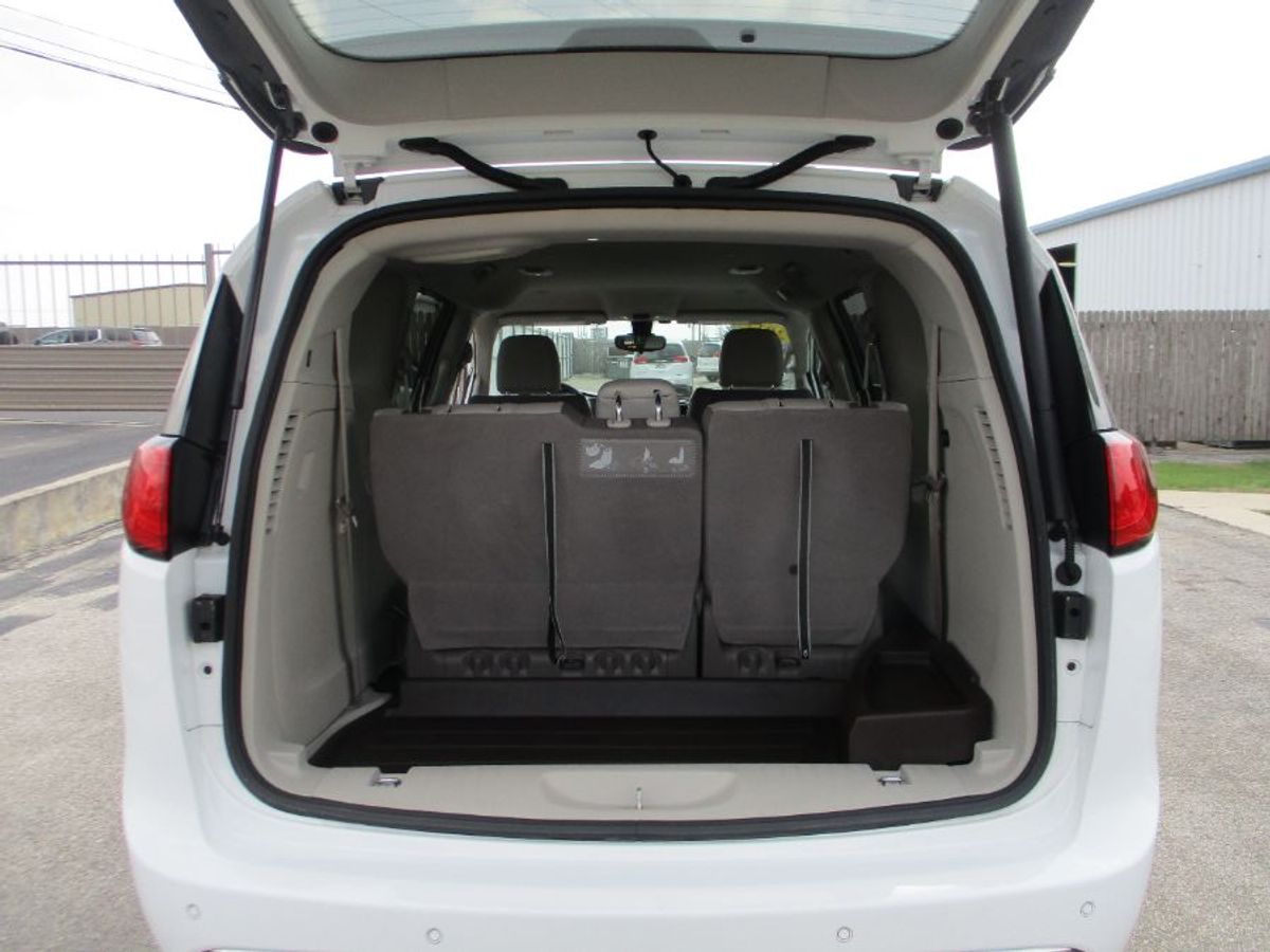 White Chrysler Pacifica image number 7