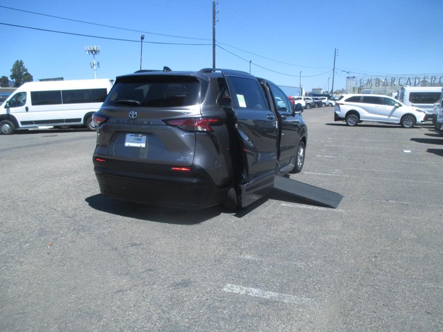 Grey Toyota Sienna image number 6
