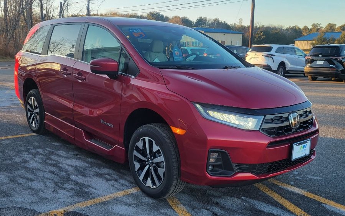 Red Honda Odyssey image number 6