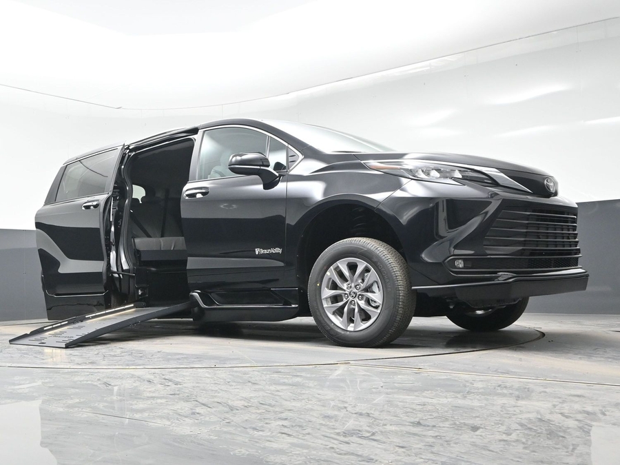 Black Toyota Sienna image number 18