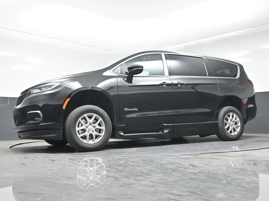 Black Chrysler Pacifica image number 15