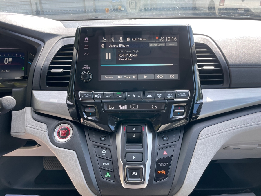 Silver Honda Odyssey image number 7