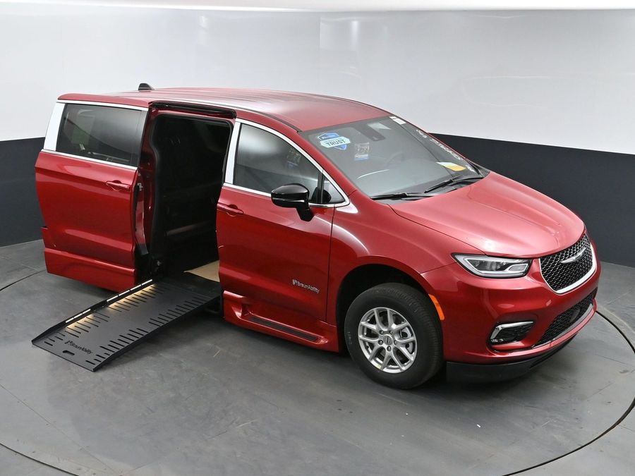 New 2025 Chrysler Pacifica Select Safety - BraunAbility Side Entry Entry Fold Out Automatic Ramp