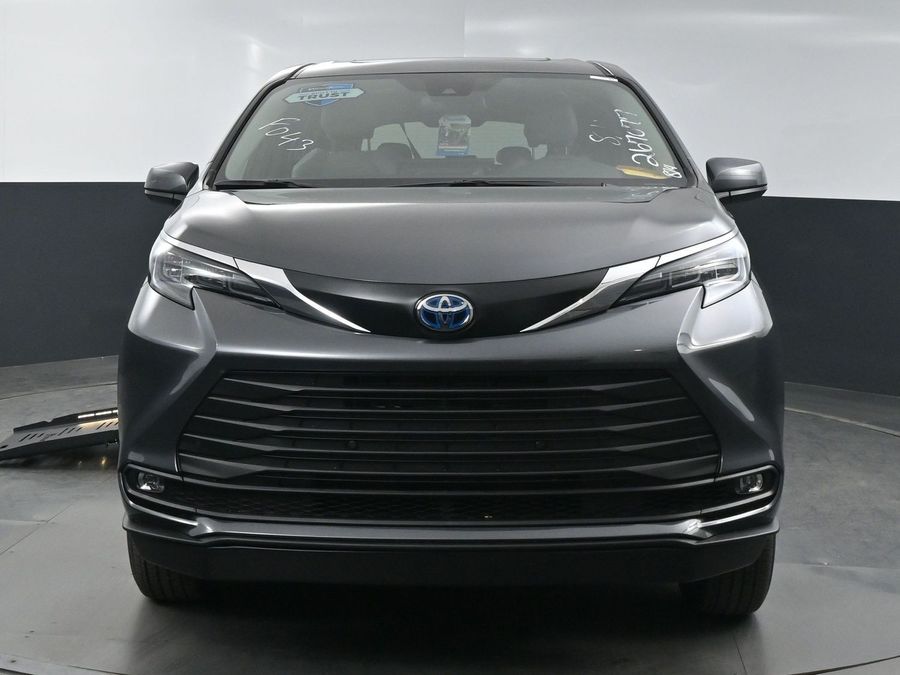 New 2025 Toyota Sienna Hybrid XLE Base - BraunAbility Side Entry Entry Fold Out Automatic Ramp