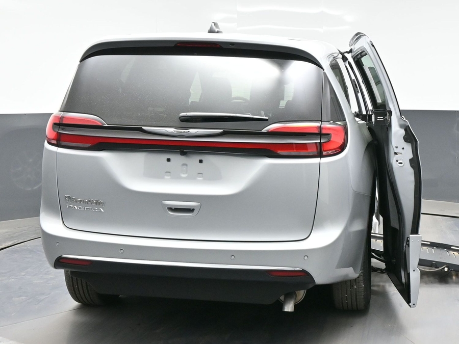 New 2026 Chrysler Pacifica Select Safety - BraunAbility Side Entry Entry Fold Out Automatic Ramp