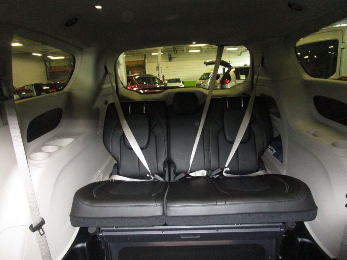 Silver Chrysler Pacifica image number 12