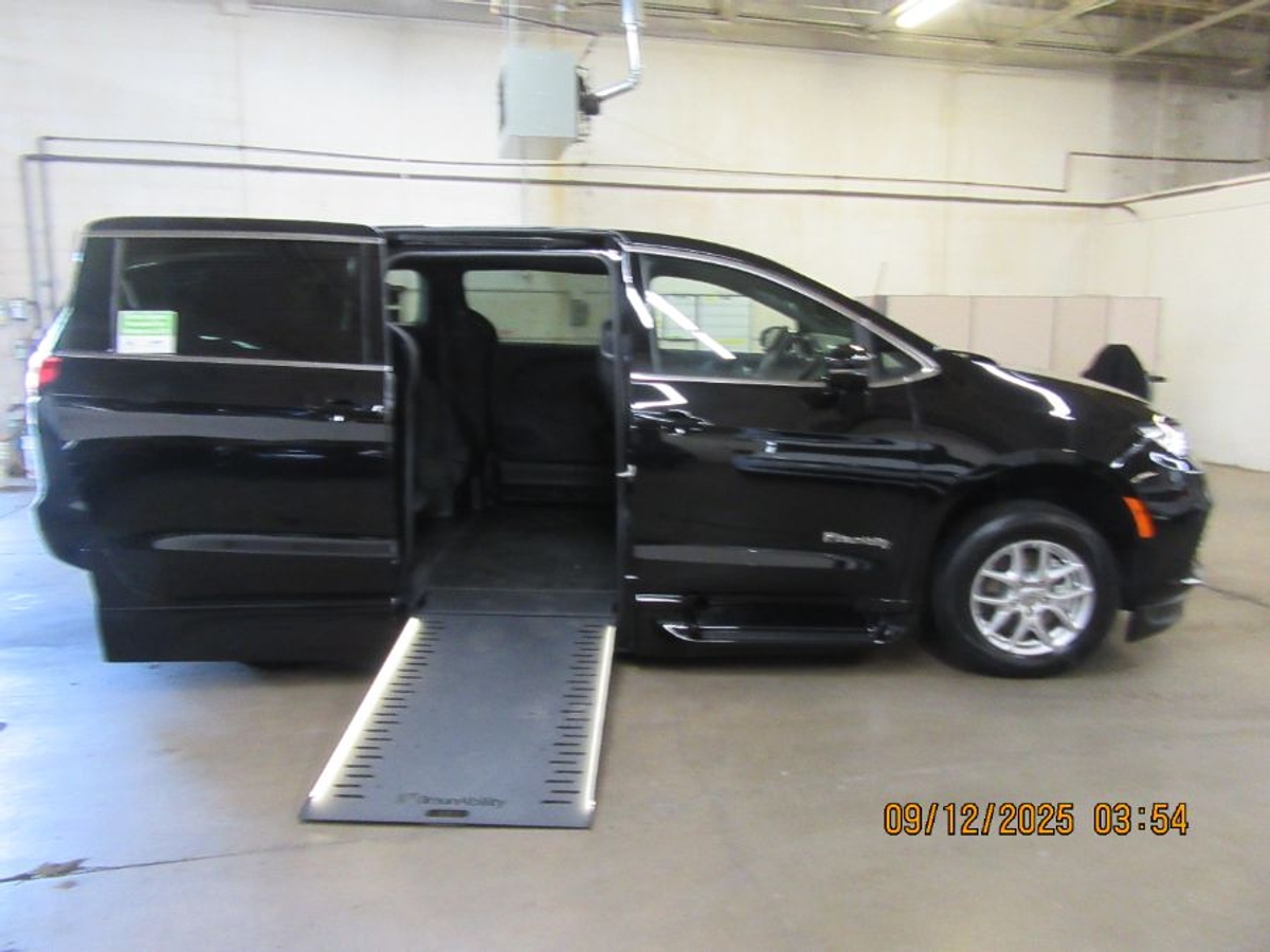 Black Chrysler Pacifica image number 18