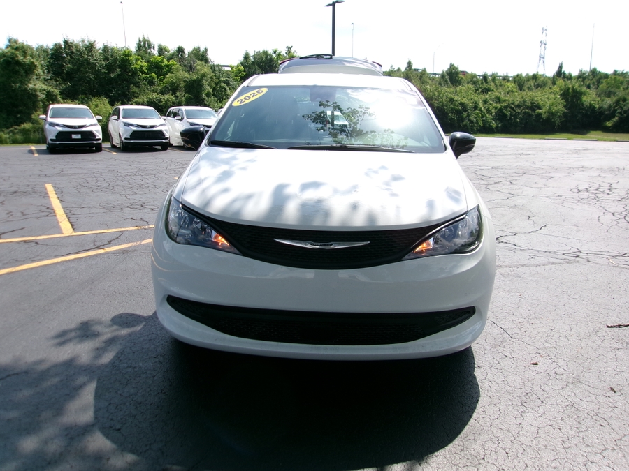 White Chrysler Voyager image number 23