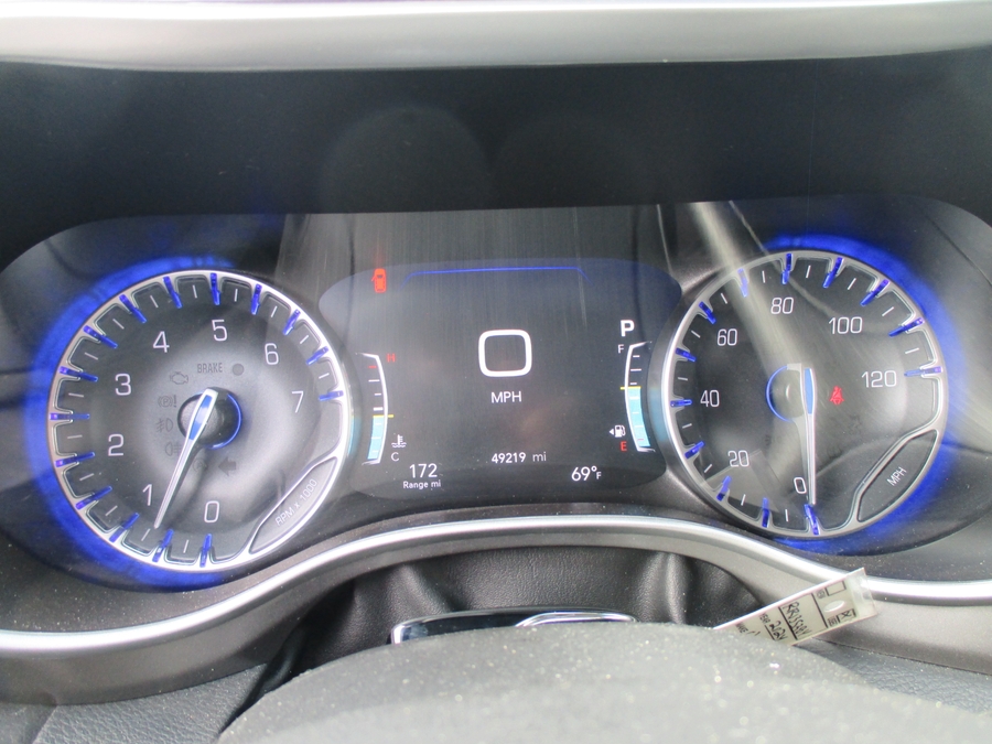 Black Chrysler Pacifica image number 14