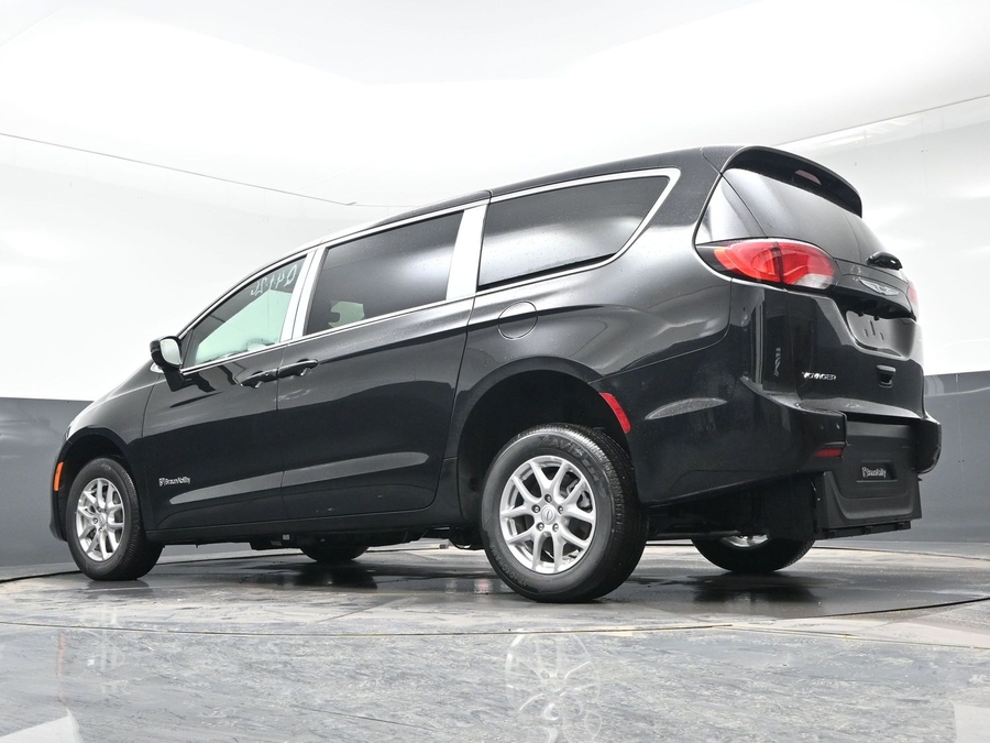 Black Chrysler Voyager image number 19