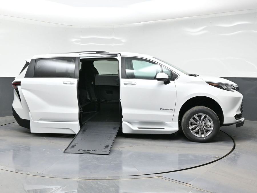 New 2026 Toyota Sienna Hybrid XLE Base - BraunAbility Side Entry Entry Fold Out Automatic Ramp