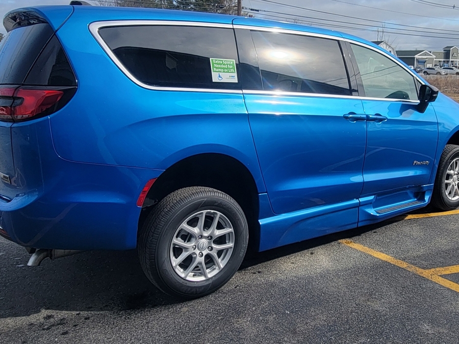 Blue Chrysler Pacifica image number 6