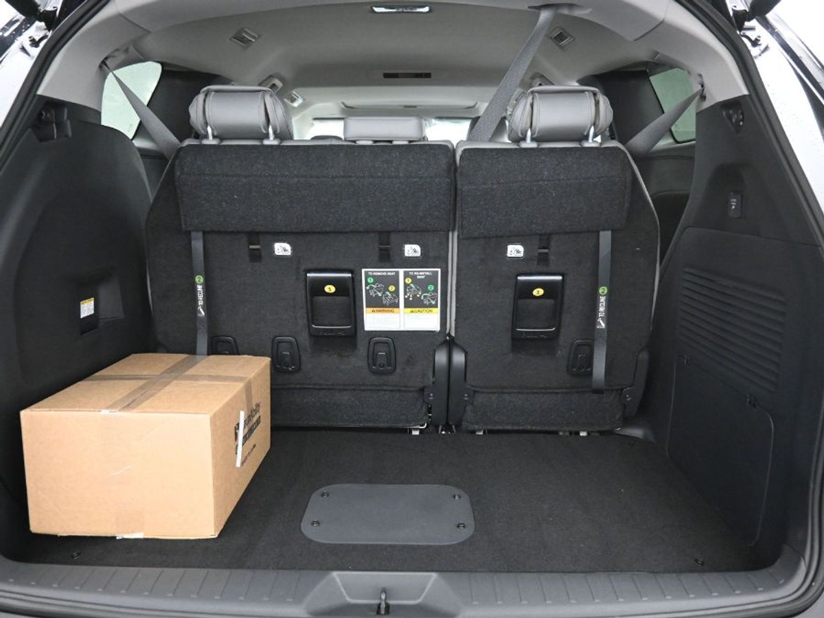 Black Toyota Sienna image number 16