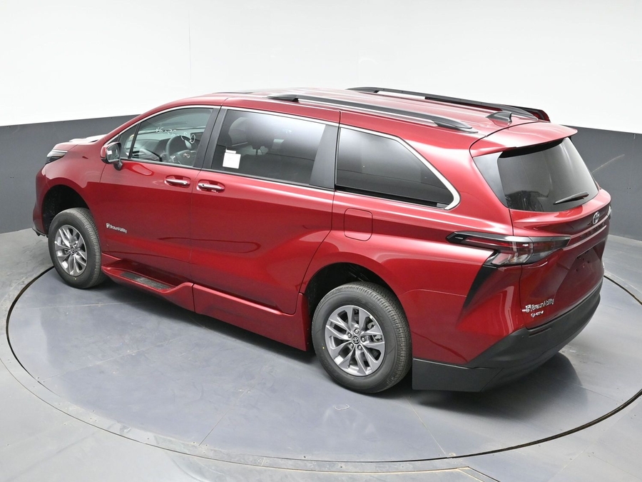 New 2026 Toyota Sienna Hybrid XLE Base - BraunAbility Side Entry In Floor Automatic Ramp