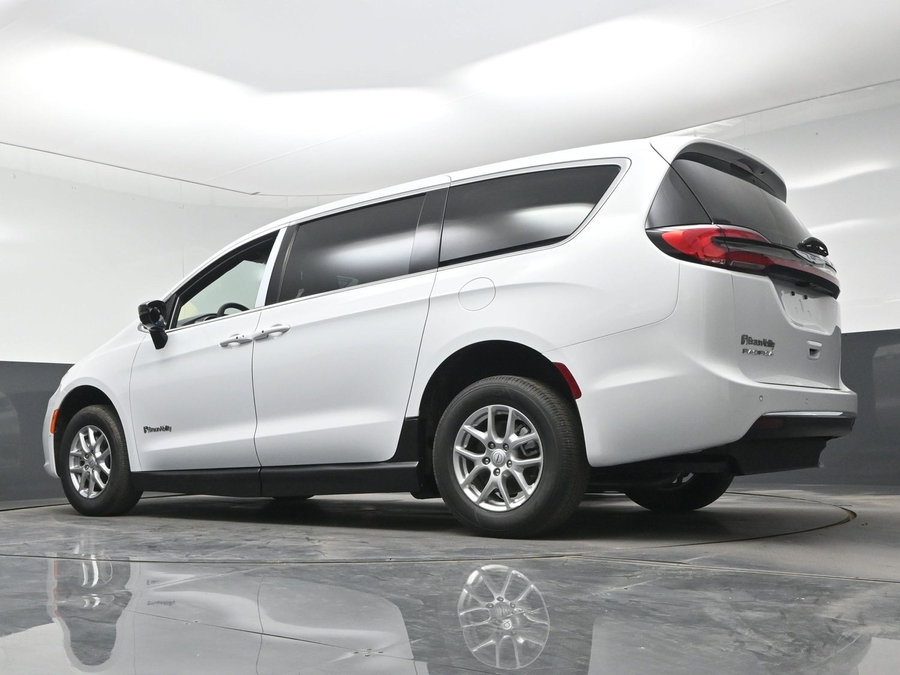 White Chrysler Pacifica image number 18