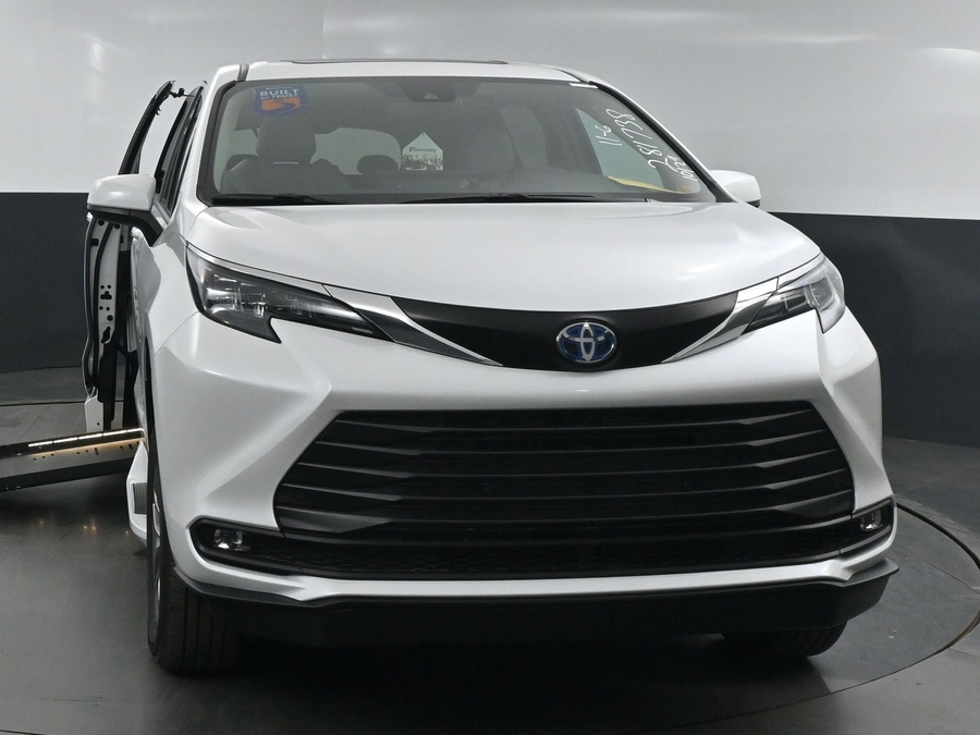 New 2025 Toyota Sienna Hybrid XLE Base - BraunAbility Side Entry Entry Fold Out Automatic Ramp