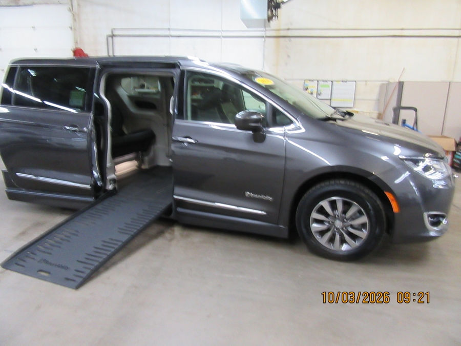 Grey Chrysler Pacifica image number 17