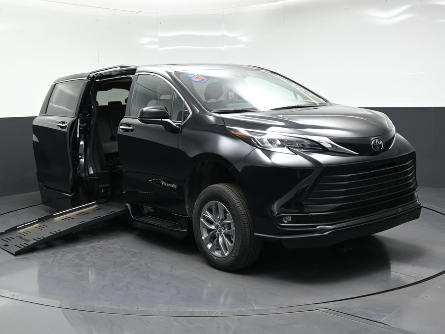 New 2026 Toyota Sienna Hybrid XLE Base - BraunAbility Side Entry Fold Out Automatic Ramp
