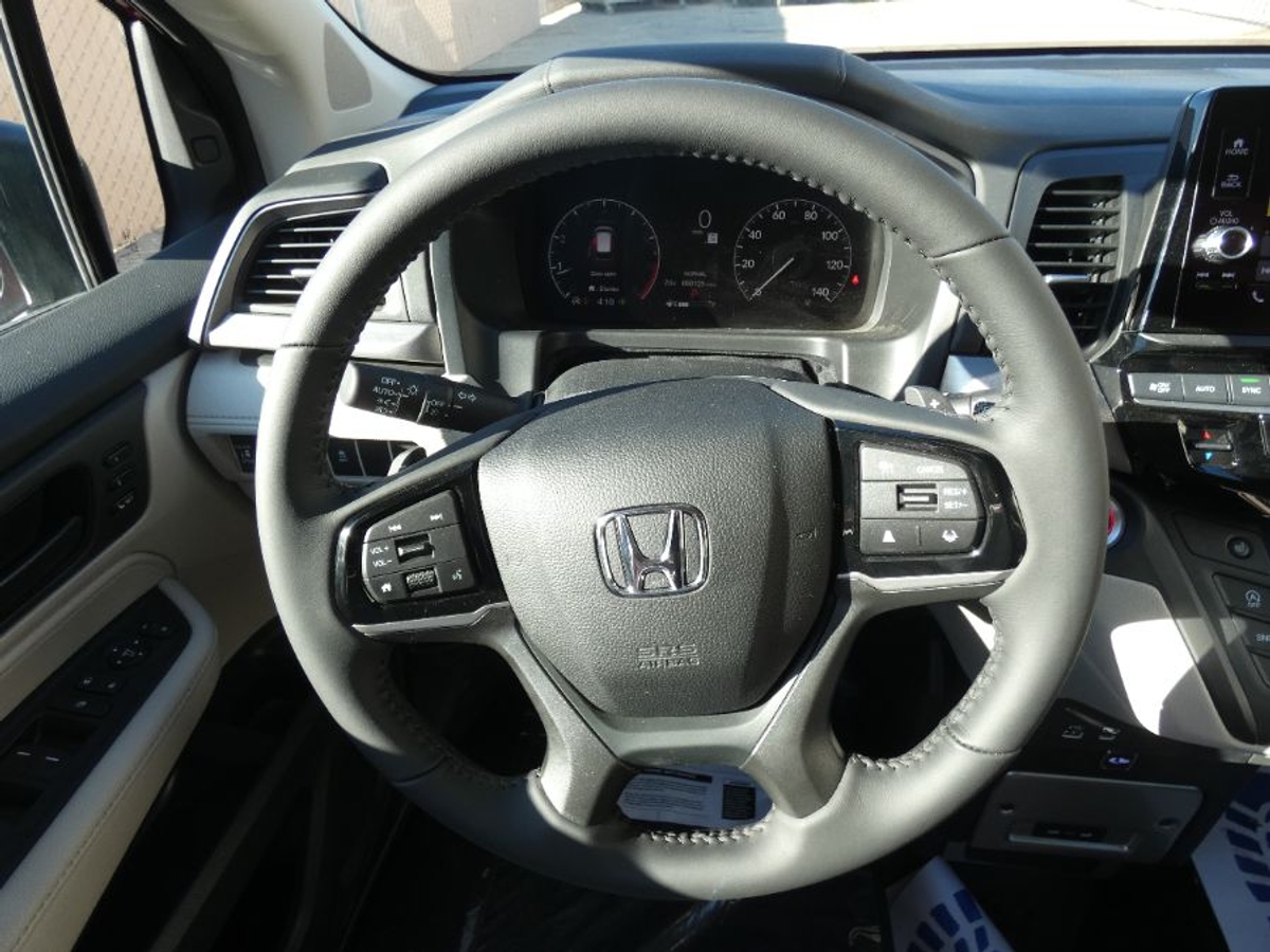 Red Honda Odyssey image number 14