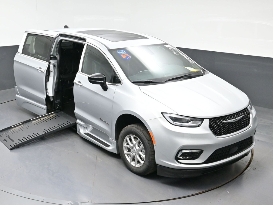 New 2026 Chrysler Pacifica Select Plus - BraunAbility Side Entry Fold Out Automatic Ramp