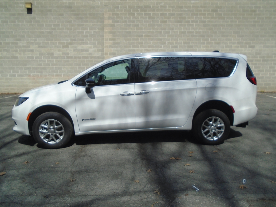 White Chrysler Voyager image number 13
