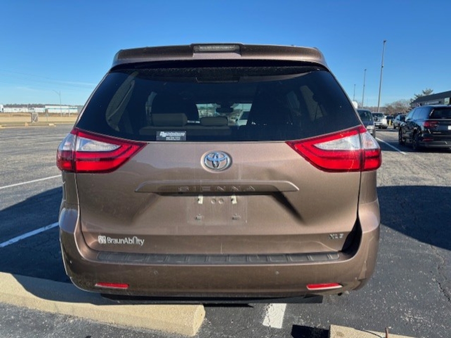 Used 2018 Toyota Sienna XLE Base - BraunAbility Side Entry Entry Fold Out Automatic Ramp