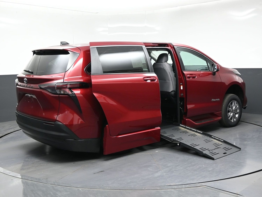 New 2026 Toyota Sienna Hybrid LE - BraunAbility Side Entry Fold Out Automatic Ramp
