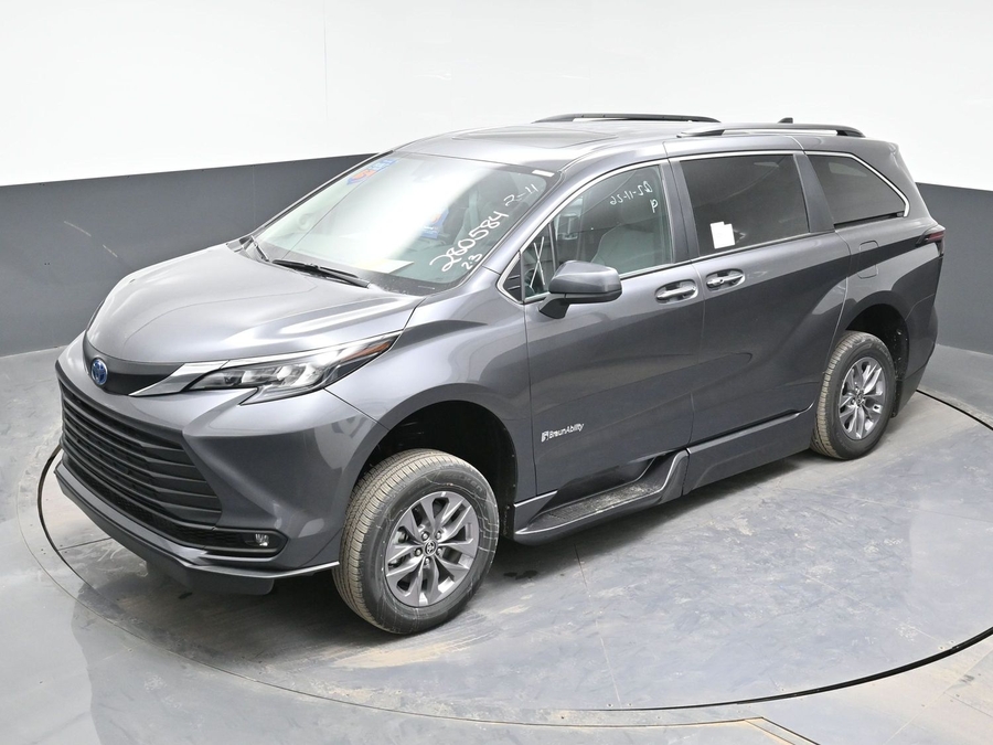 Grey Toyota Sienna image number 23