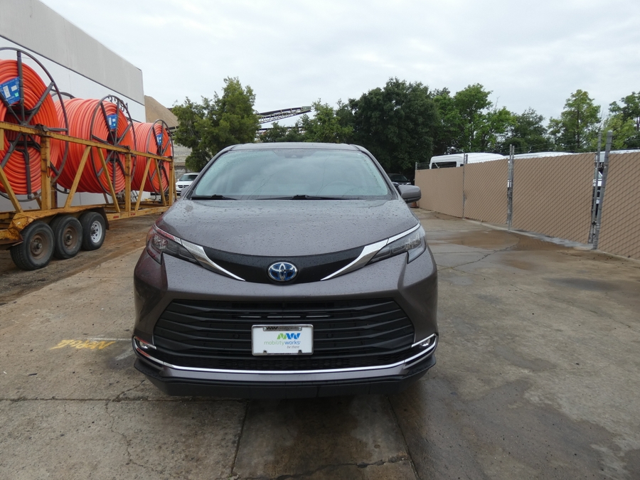 Grey Toyota Sienna image number 9