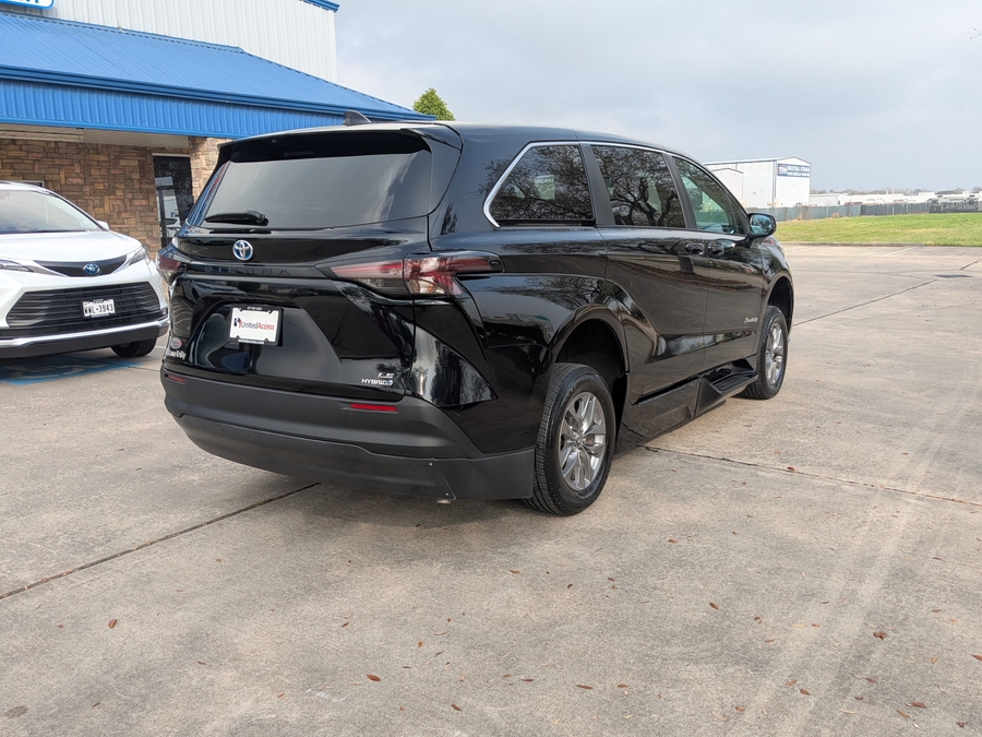 Used 2024 Toyota Sienna Hybrid LE - BraunAbility Side Entry Entry Fold Out Automatic Ramp