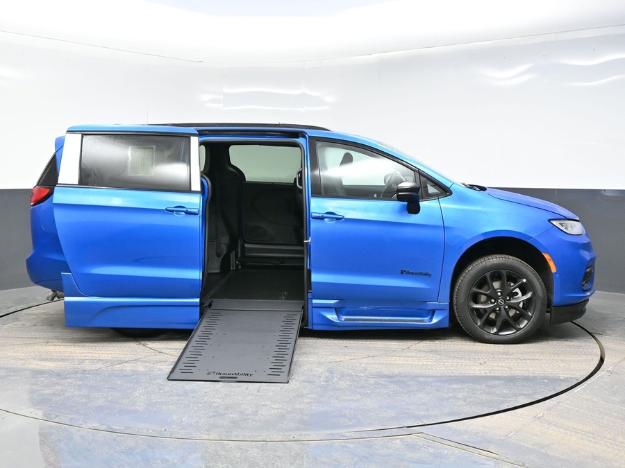 New 2026 Chrysler Pacifica Select Sport - BraunAbility Side Entry Entry In Floor Automatic Ramp