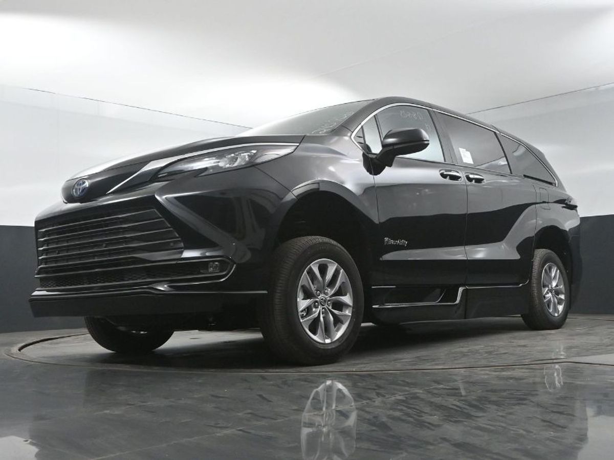 Black Toyota Sienna image number 19