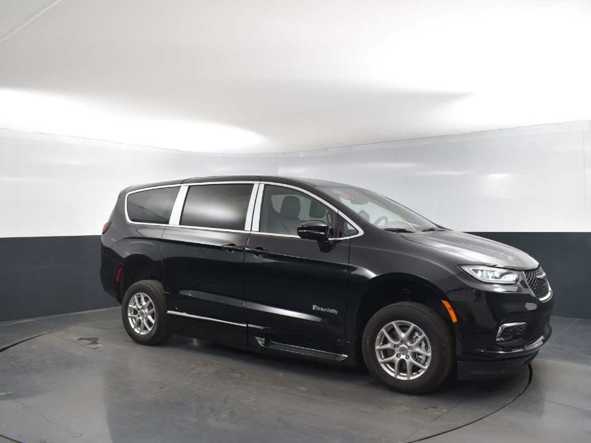 Black Chrysler Pacifica image number 17