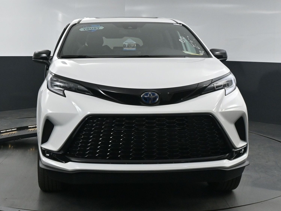 New 2025 Toyota Sienna Hybrid XSE Sport - BraunAbility Side Entry Entry Fold Out Automatic Ramp