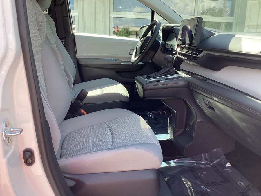 White Toyota Sienna image number 4
